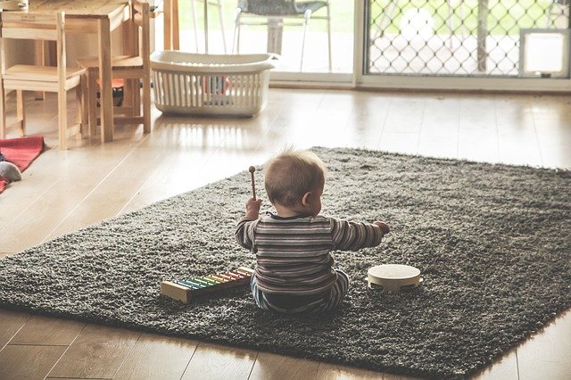 dziecko bawiące się tamburynem i dzwonkami